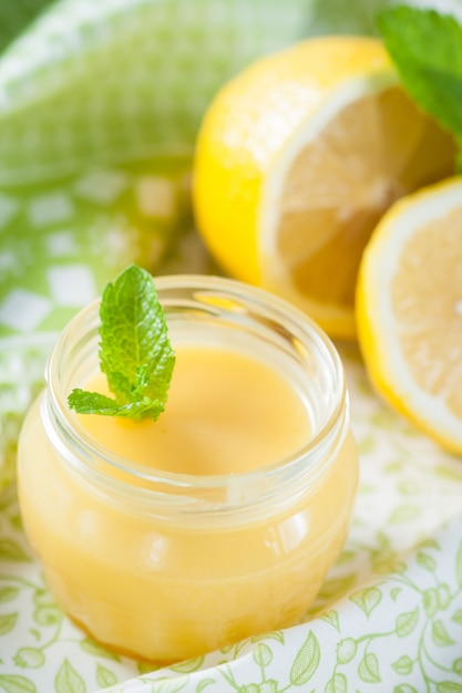 Coalho de limão caseiro com limões frescos