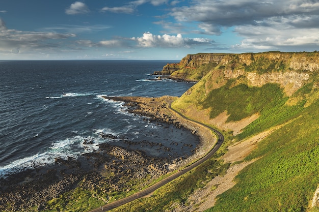 Coast scenery nothern irlanda panorâmica foto bela vista sobre ondas mar baía asfalto estrada verde