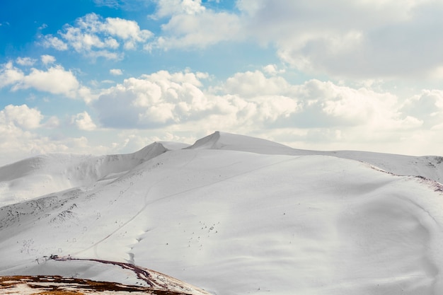 Foto cobertas de neve belas montanhas com céu azul