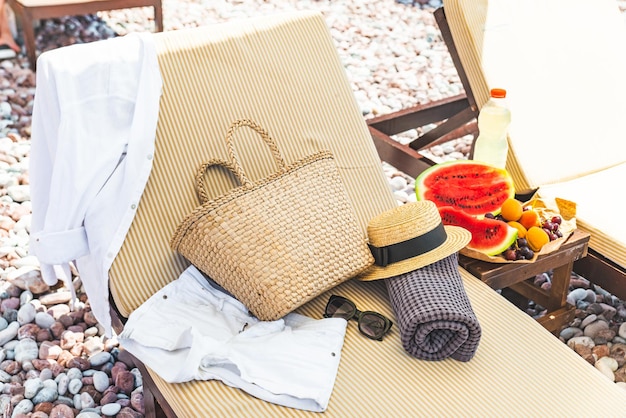Cobertor de toalha de saco de coisas de praia no sol frutas mais longas na mesa férias de verão praia do mar