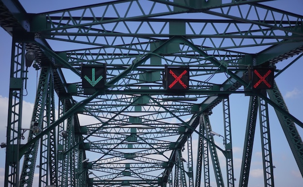 Cobertura da ponte de ferro contra o céu