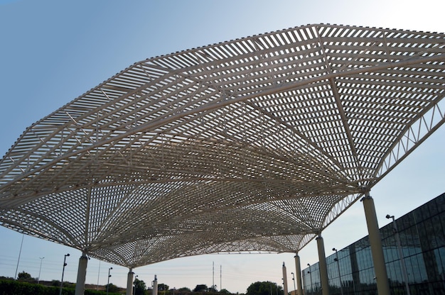 Cobertura de aço de construção metálica no teto do grande salão de um edifício de parque de exposições