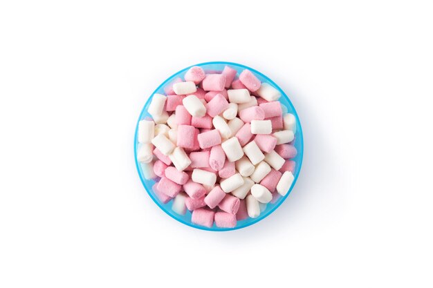 Cobertura de marshmallows doces isolada no fundo branco