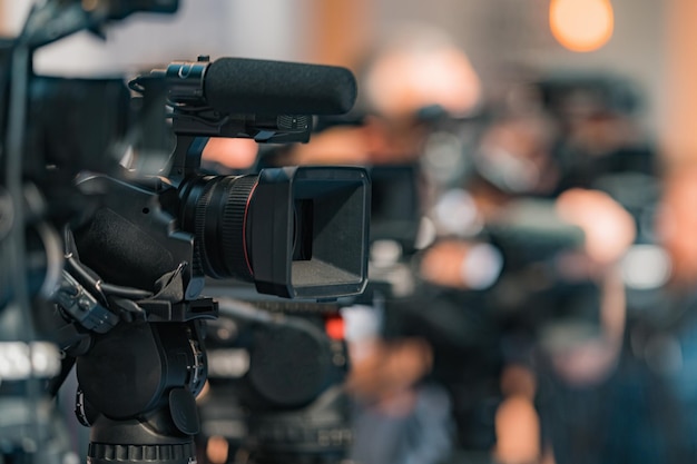 Cobertura de mídia pública ao vivo de câmeras de televisão em uma conferência de imprensa