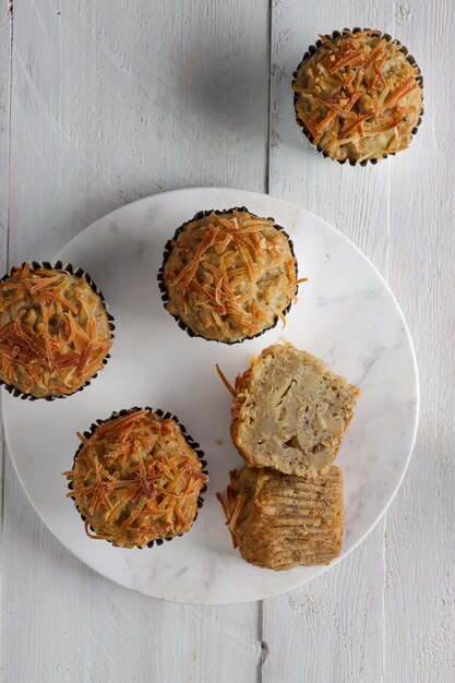 Cobertura de muffins de aveia e banana com queijo ralado