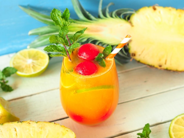 Cobertura de suco de abacaxi gelado com melancia e hortelã para bebidas de verão