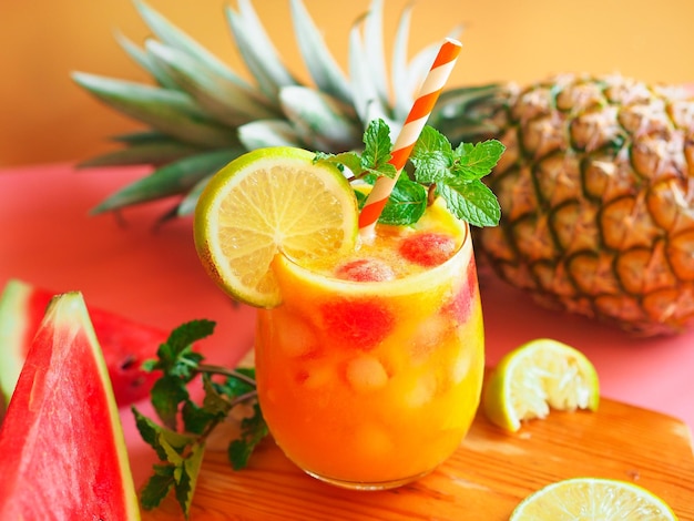 Cobertura de jugo de piña con rodajas de limón y hojas de menta fresca