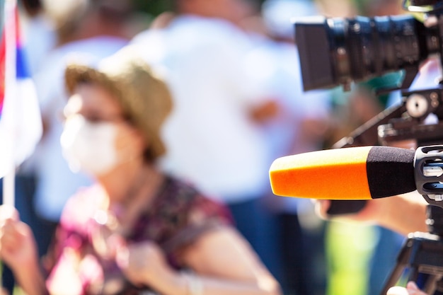 La cobertura de noticias de televisión durante la pandemia de covid-19 borró a una persona con máscara facial en el fondo