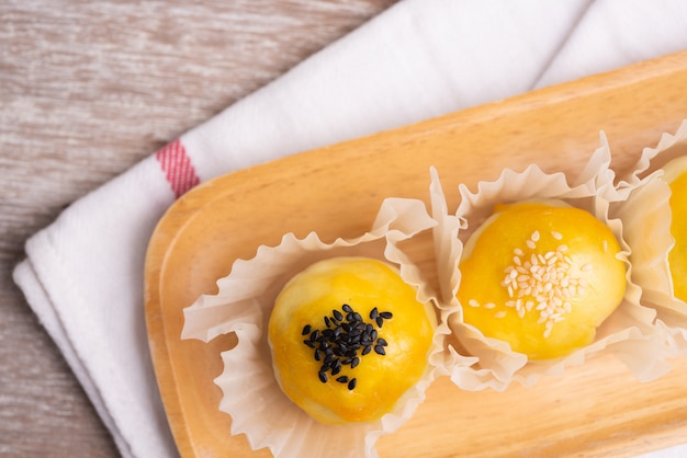 Cobertura de panadería pastelería china con semillas de sésamo blanco y negro en bandeja de madera, vista superior