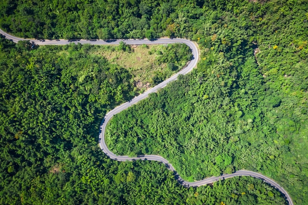 Cobra estrada rodovia no. 12 conectando a cidade no pico da montanha verde na Tailândia