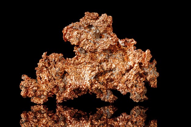 Foto cobre de pedra mineral macro no fundo preto