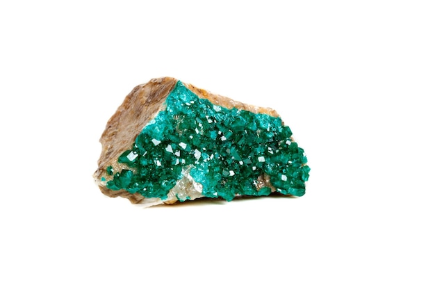 Cobre de silicato de Dioptase de pedra mineral macro em um fundo branco