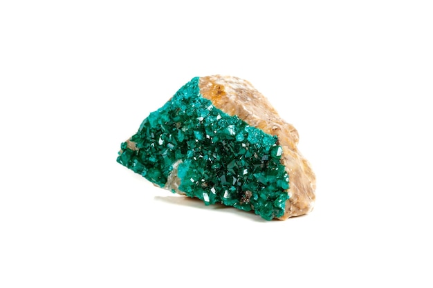 Cobre de silicato de Dioptase de pedra mineral macro em um fundo branco