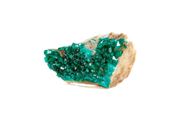 Cobre de silicato de Dioptase de pedra mineral macro em um fundo branco