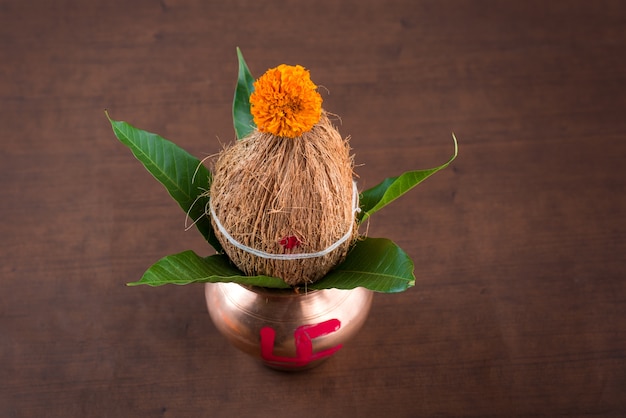 Cobre Kalash con coco y hoja de mango