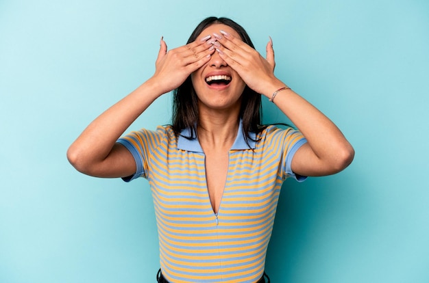 Cobre os olhos com as mãos sorri amplamente esperando uma surpresa