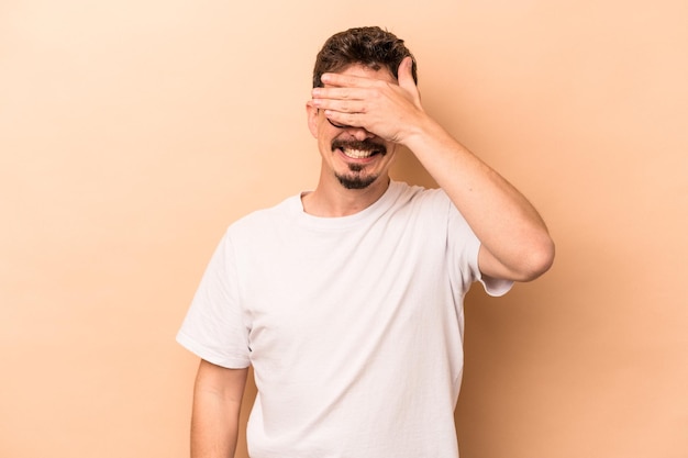 Cobre os olhos com as mãos sorri amplamente esperando uma surpresa