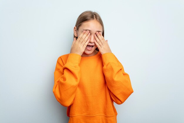 Cobre os olhos com as mãos sorri amplamente esperando uma surpresa