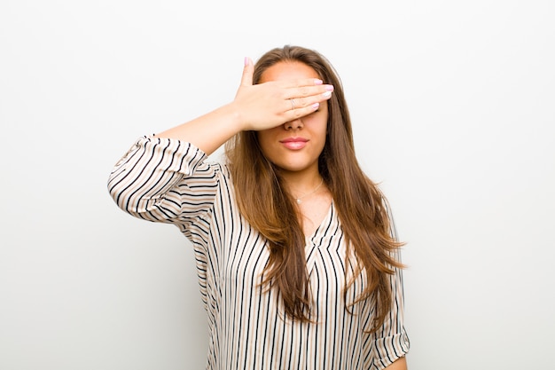 Cobrindo os olhos com uma mão sentindo medo ou ansiedade, imaginando ou esperando cegamente por uma surpresa