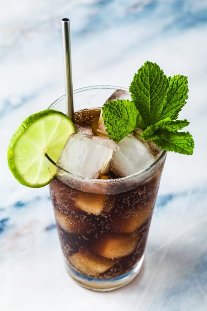 Coca Coke Cocktail in einem hohen Glas Kuba Libre. erfrischendes Sommergetränk