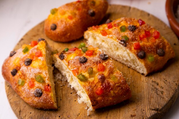 Coca de Sant Joan. Traditioneller San Juan-Kuchen, um die Ankunft des Sommers in Spanien zu feiern, hergestellt mit b