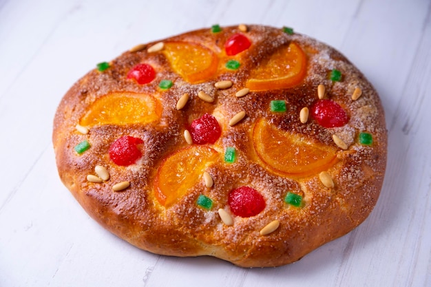 Coca de sant joan. Tarta tradicional de San Juan para celebrar la llegada del verano a España hecha con b