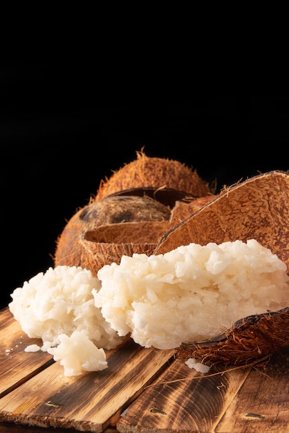 Cocada doce à base de coco brasileiro organizado em uma mesa de madeira rústica foco seletivo