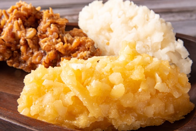 Cocada doce à base de coco brasileiro organizado em uma mesa de madeira rústica foco seletivo