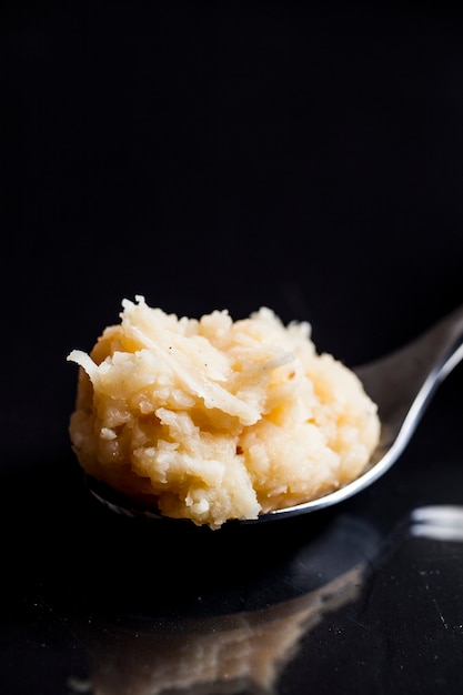 Cocada, (doce de coco) um doce típico brasileiro em uma colher.