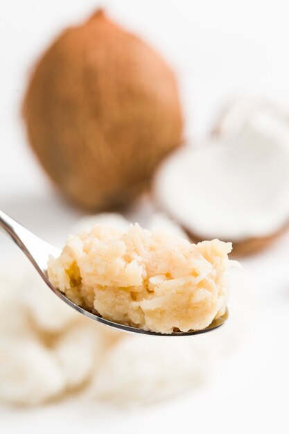 Cocada, (doce de coco) um doce típico brasileiro em uma colher.