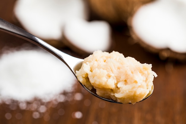 cocada, (dulce de coco) un dulce típico brasileño en una cuchara.