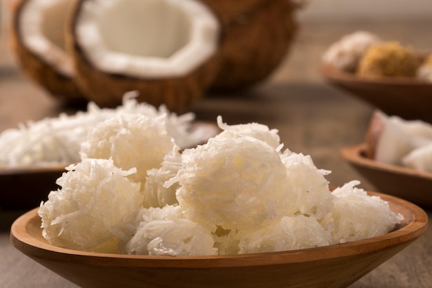 Cocadas peruanas. postre tradicional de coco que se vende generalmente en las calles