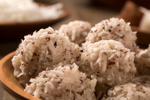 Cocadas peruanas. sobremesa de coco tradicional vendida geralmente na rua