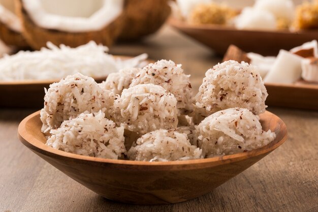 Cocadas peruanas. sobremesa de coco tradicional vendida geralmente na rua