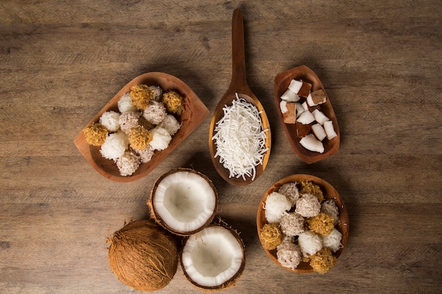 Cocadas peruanas. sobremesa tradicional de coco em fundo de madeira