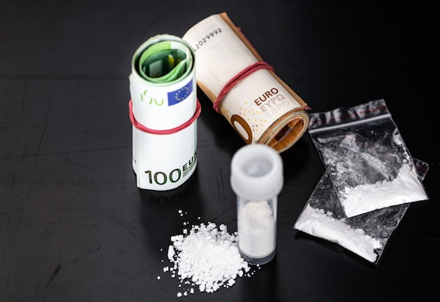 Cocaína em um tiro de close-up de placa escura