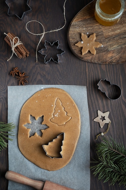 Cocción de galletas de jengibre caseras de sabrosa masa dulce con canela y miel en la mesa