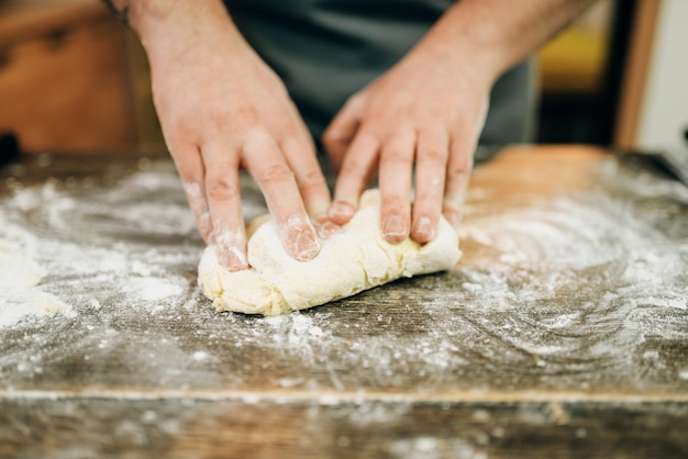 Cocción de pasta casera, preparación de masa en la mesa