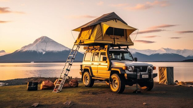 Coche 4x4 con carpa en la azotea en un lago con vistas a la montaña Fuji durante el otoño Japón