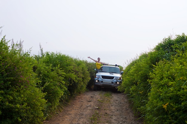 Coche 4x4 detuvo su carrera para hacer una foto en este hermoso arbusto