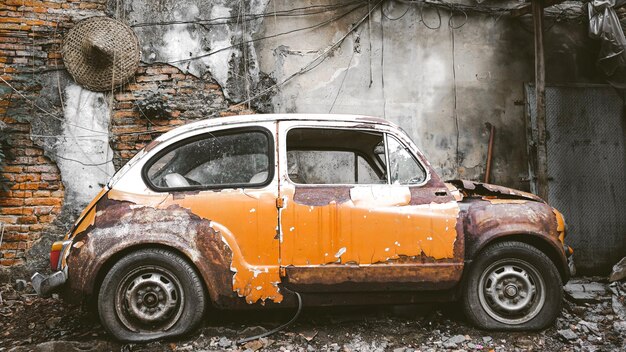 Foto coche abandonado en la calle de la ciudad