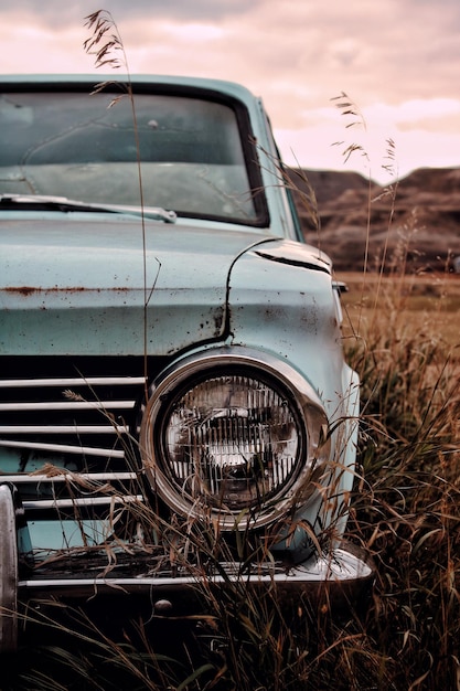 Foto coche abandonado en el campo