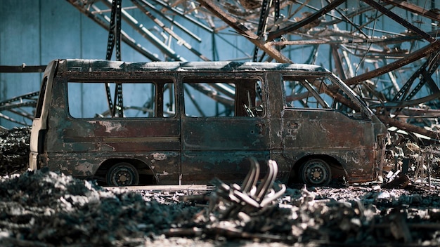 Coche abandonado en el campo.