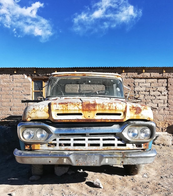 Foto coche abandonado contra el cielo