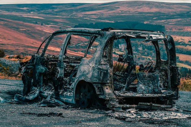 Coche abandonado en el paisaje