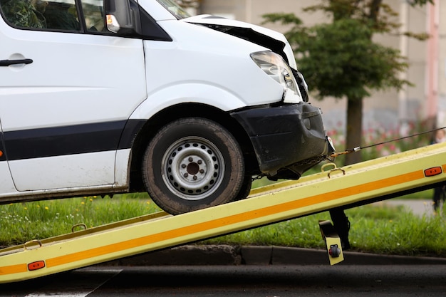 Coche accidentado se sumerge en primer plano de la grúa