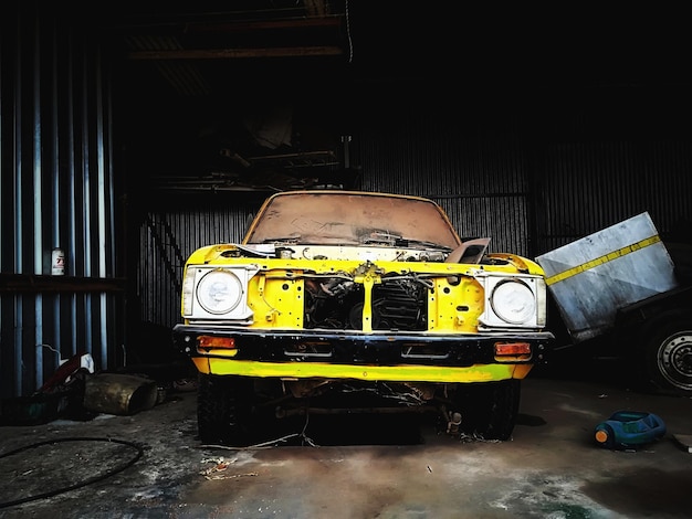 Coche amarillo abandonado por la noche