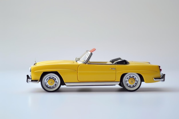 un coche amarillo con la palabra coche en la parte superior