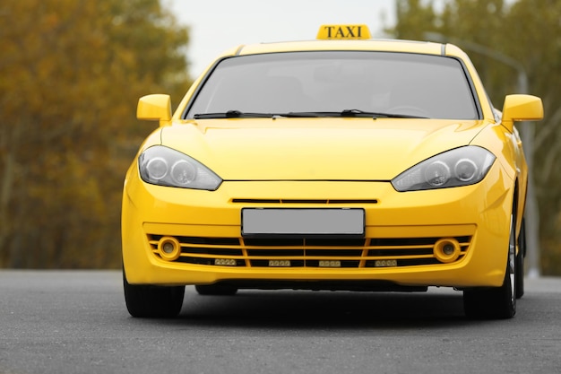 Coche amarillo con señal de taxi en el techo al aire libre