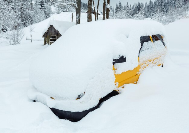 Coche amarillo bajo ventisquero